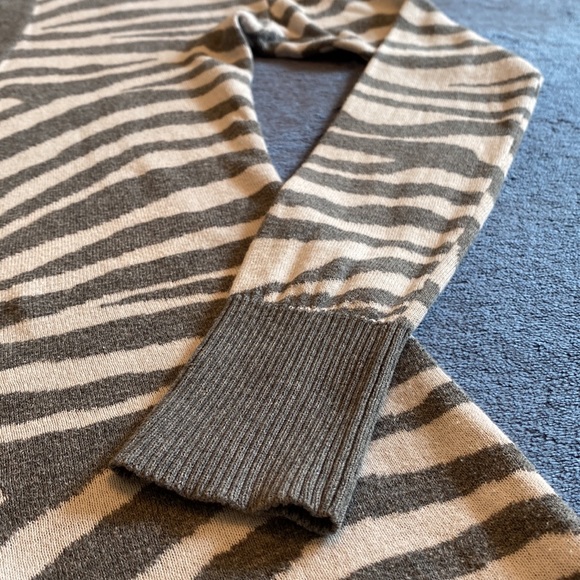 Express Gray White Zebra Print V-Neck Buttoned Cardigan - Picture 7 of 10